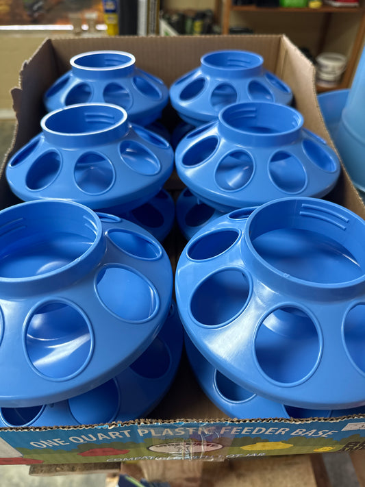 1 quart feeder base-plastic