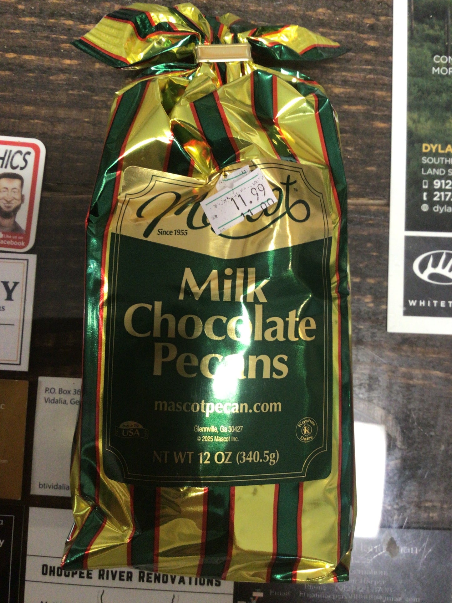 Mascot Milk chocolate pecans