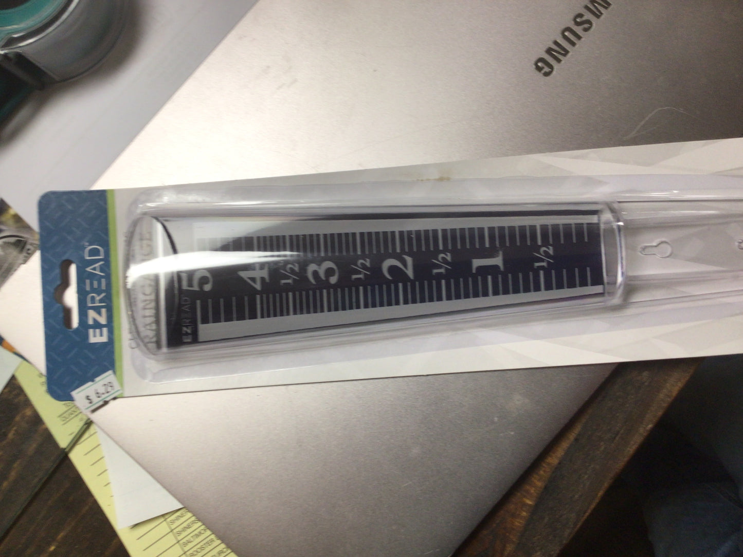Magnifying rain gauge
