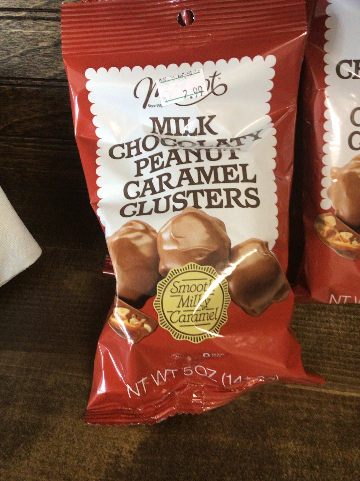 Mascot milky chocolaty peanut caramel clusters