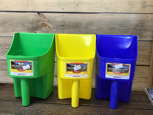 Enclosed Feed Scoop 3qt